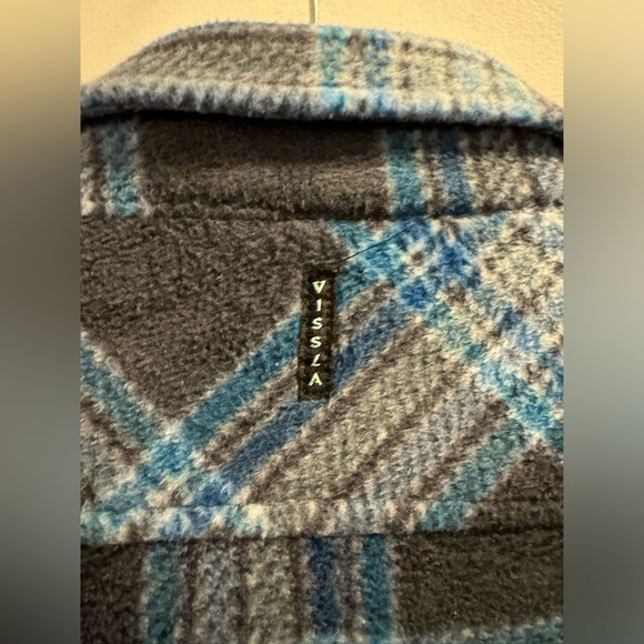 Men’s Vissla button down. - Picture 2 of 6